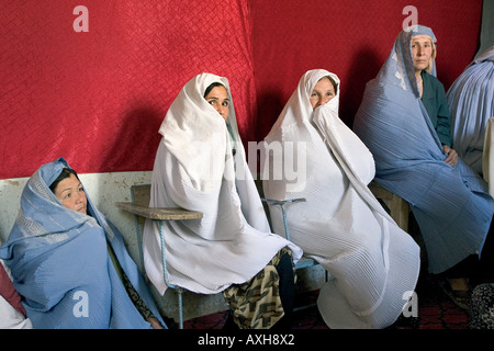 Frauen in der UNO-Flüchtlingshilfe (United Nations Commission on Human Rights) in Mezar-i-Sharif. Frauen Leben alleine dürfen nicht in Stockfoto