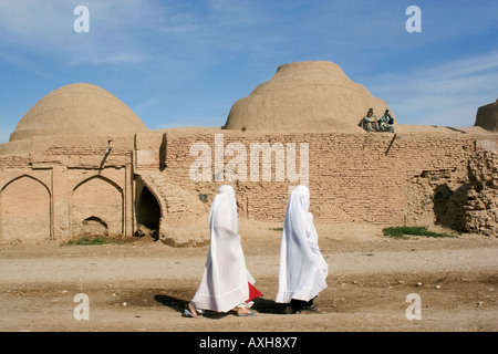 Frauen in Wer, zwei Studenten aus Madrasah beobachtete sie Afghanistan. Stockfoto