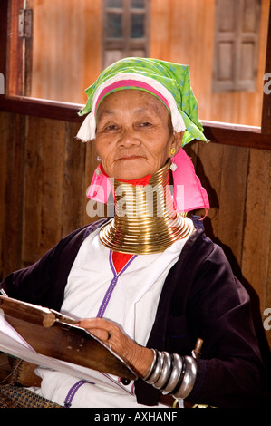 Stock Foto einer Padaung Giraffe necked Frau am Inle See in Myanmar Stockfoto