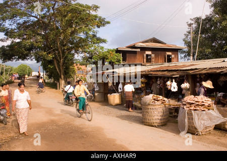 Stock Foto von Morgen-Aktivität auf der Hauptstraße von Nyaungshwe am Inle-See in Myanmar 2006 Stockfoto