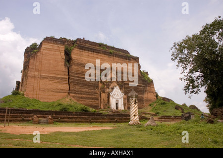 Stock Foto von Ruine der unvollendeten Mingun Paya auf Mingun in der Nähe von Mandalay in Myanmar Stockfoto