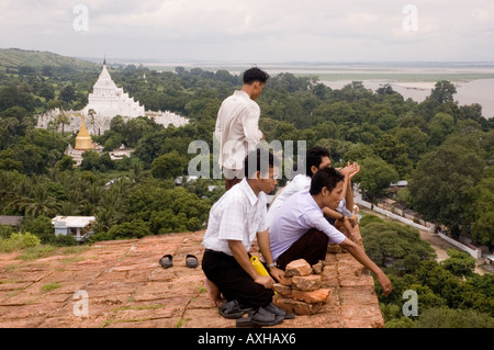 Stock Foto von Hsinbyume Paya vom oberen Rand der Mingun Paya mit einer Gruppe von Jugendlichen in der Nähe von Mandalay in Myanmar Stockfoto