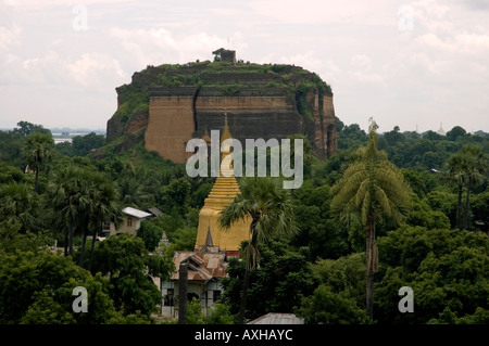 Foto von Molmi Paya mit ihm s goldene Stupa vor Mingun Paya auf Mingun in der Nähe von Mandalay in Myanmar 2006 auf Lager Stockfoto