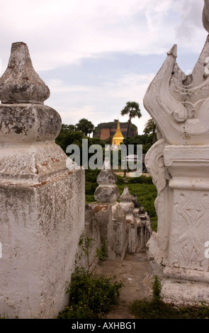 Foto von Molmi Paya mit ihm s goldene Stupa vor Mingun Paya auf Mingun in der Nähe von Mandalay in Myanmar 2006 auf Lager Stockfoto