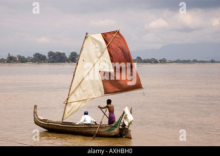 Stock Foto eines Mannes Rudern und Segeln ein kleines Boot auf dem Ayeyarwady Fluß an Mingun in Myanmar 2006 Stockfoto