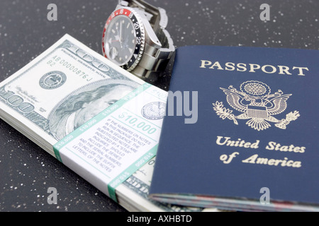 Armbanduhr, Bündel von US-hundert-Dollar-Scheine und Reisepass Stockfoto