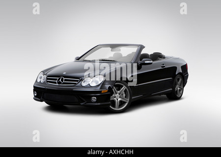 2008 Mercedes-Benz CLK-Klasse CLK63 AMG in schwarz - Winkel-Vorderansicht Stockfoto