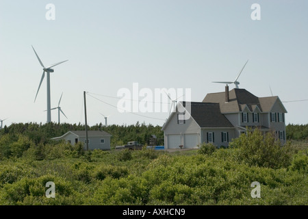 Windkraftanlagen neben Haus, Prince Edward Island, Canada Stockfoto