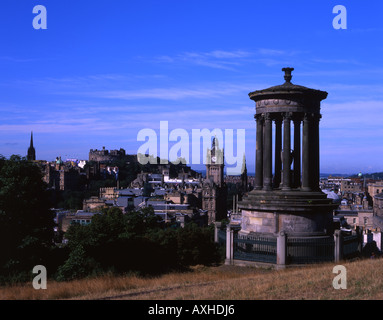 Dugald Stewart Monument befindet sich oben auf Calton Hill, Edinburgh, mit Blick auf die Stadt und das Schloss. Stockfoto