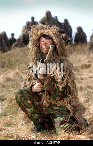 EINEN BRITISCHEN ARMEE WEIBLICHE REKRUTEN WÄHREND EINER SNIPER-SCHULUNG IN WALES BRECON Stockfoto