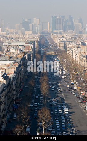 Blick auf Paris Boulevard führt zu La Grande Arche De La Defense gesehen von der Spitze des Arc De Triomph Stockfoto