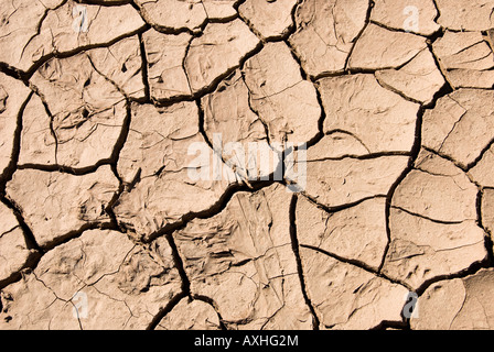 Eine trockene Testflugzeug in einem abgelegenen Wüste zeigt seine rissige Oberfläche von sehr heißen und trockenen Hitze Stockfoto