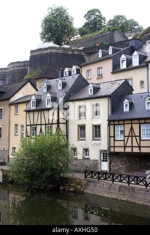 Grund beherbergt Fluss Alzette in Luxemburg Stockfoto