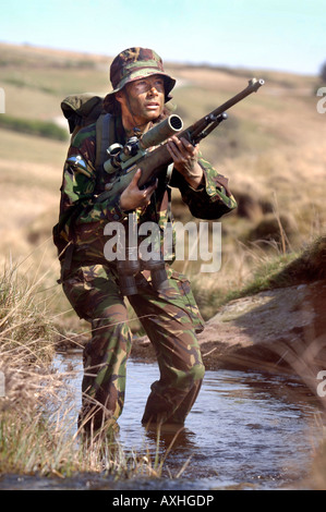 EINE BRITISCHE ARMEE FRAU AUF EINEM STIEL TRAINING WÄHREND EINER SNIPER IN WALES BRECON Stockfoto