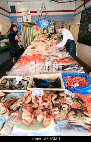 Vereinigtes Königreich Essex Leigh am Meer einem nassen Fisch in einem Fischhändler-Shop anzeigen Stockfoto