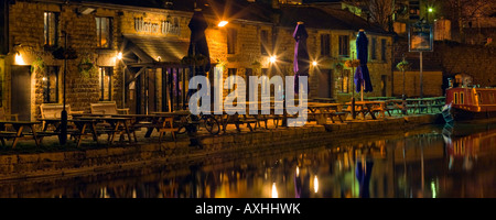 Panorama Wasserspiegelungen in der Nacht durch die Thwaites Water Witch Pub & Restaurant neben dem Lancaster-Kanal in Lancashire. Stockfoto