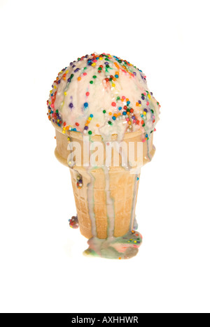Vanille-Eis in einem Zuckerhut mit Süßigkeiten Streusel Stockfoto