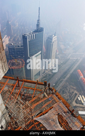Bauarbeiter Barsch im 67. Stock des Mori Tower in Shanghai, China Stockfoto