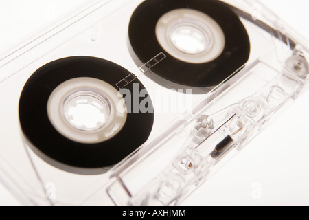 Nahaufnahme einer transparenten Audio-Kassette auf einem weißen Hintergrund. Stockfoto