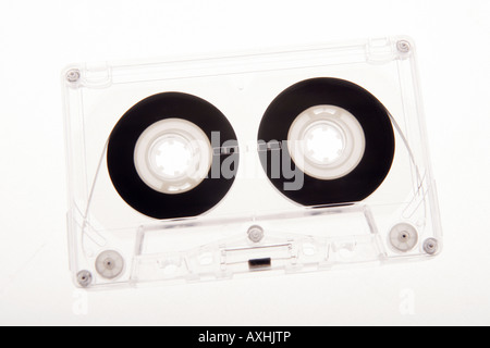 Transparente Audio-Kassette auf einem weißen Hintergrund. Stockfoto