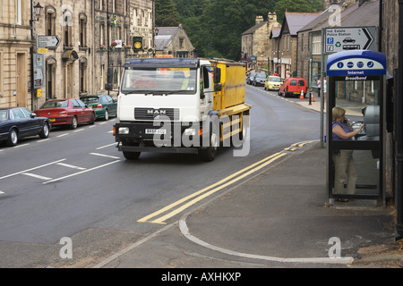 Hauptstraße von Rothbury Northumberland UK mit schweren LKW durchfahren Stockfoto