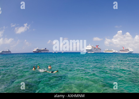 Menschen schnorchelt mit Kreuzfahrtschiffen im Hintergrund aus Georgetown auf Grand Cayman in der Cayman-Islnads Stockfoto