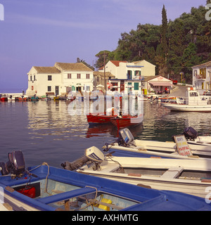 Die kleinen ruhigen Hafen Logos Village mit Mann und sein Hund am Arbeiten vorbereiten Boote auf Paxos Island die griechischen Inseln Griechenlands Stockfoto