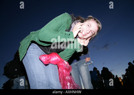 eine Mädchen versucht, ihr bei einem Festival zu verwenden genannt Southside Neuhausen Ob Eck Deutschland Stockfoto