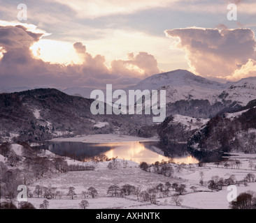 Winter-Blick auf Moel Hebog über Llyn Gwynant Stockfoto