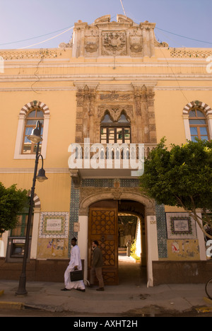 Teil der Fassade der islamischen Kunst und Handwerk Schule Tripolis Libyen Stockfoto