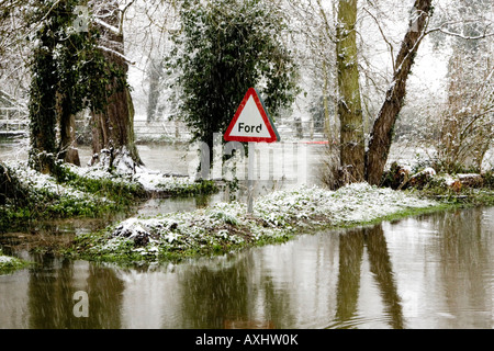 Shotesham St Mary Ford im Winter Flut Stockfoto