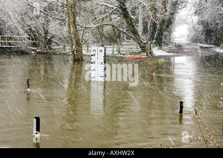 Shotesham St Mary Ford im Winter Flut Stockfoto