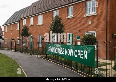 Zeigen Sie Häuser in Großbritannien. Erschwingliche neue Wohngebäude Showhomes Now Open Schild im Foresthall Park, Hertfordshire in der Nähe von Bishop Stortford, England 2000s 2008 SYKES Stockfoto