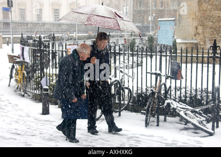 Ostersonntag 2008. Cambridge.  Schneewetter, helfende Hand. Cambridgeshire. East Anglia. VEREINIGTES KÖNIGREICH. Stockfoto