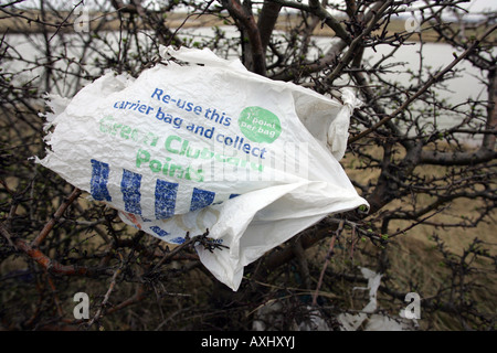 Eine Plastiktüte geblasen von einem Land füllen Standort Seal Sands in der Nähe von Middlesbrough Cleveland UK Stockfoto