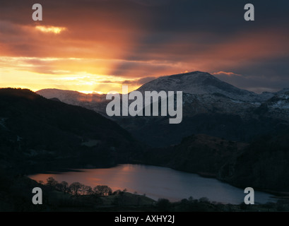 Winter Blick auf den Sonnenuntergang über Llyn Gwynant, Snowdonia-Nationalpark. Nord-Wales Stockfoto