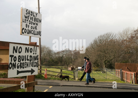 Handgeschriebene Schilder von Anwohnern gegen Neubaugebiet am Greenfield Website Llanon Dorf West Wales UK Stockfoto