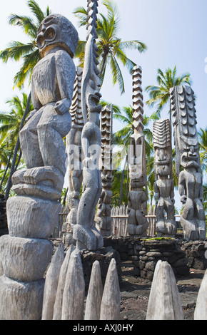 Eine Gruppierung von Ki'i aus Holz Bilder bei Pu'uhonua o Honaunau National Historical Park auf The Big Island Hawaii wachen über die Hale o Stockfoto