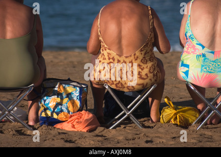 Rückansicht älterer Frauen in Badekostümen am Strand in Spanien. Stockfoto