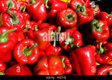 Vegetarische Bauernhof Essen Straßenmarkt Anbieter Kauartikel Shop Shop traditionelle mobile Stand Keeper Einzelhandel Apfel orange Gebüsch Pfeffer Stockfoto