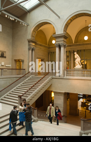 ILLINOIS-Chicago-Skulptur auf Treppe Landung Innere des Art Institute of Chicago Menschen Treppensteigen Stockfoto