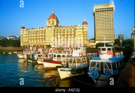 Bunte Boote am Hafen von Bombay mit großen kolonialen Gebäude im Hintergrund Tor nach Bombay Mumbai Inda Stockfoto