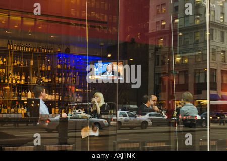 ILLINOIS-Chicago-paar und Männer sitzen in Bar angezeigt durch Fenster, Fernseher mit Nachrichten-Programm Stockfoto