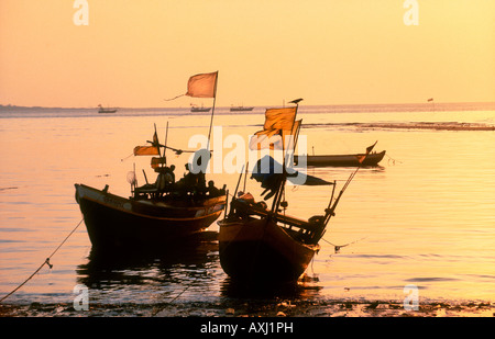 Angelboote/Fischerboote in der Silhouette gegen warmen gelben Hintergrund bei Sonnenuntergang Gateway nach Bombay Mumbai Indien Stockfoto