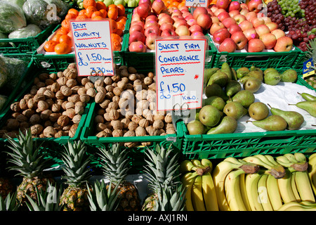 Vegetarische Bauernhof Essen Straßenmarkt Anbieter Kauartikel Shop Shop traditionelle mobile Stand Keeper Einzelhandel Apfel orange Gebüsch Pfeffer Stockfoto