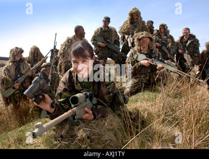 BRITISCHE ARMEE WEIBLICHE REKRUT AUF EINEM SCHIEßPLATZ IN BRECON WALES WÄHREND EINER SNIPER-SCHULUNG Stockfoto