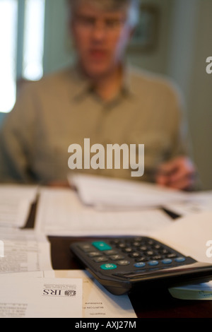 ILLINOIS Riverwoods Rechner Männchen Ausfüllen der Steuerformulare zur Einkommensteuer Vorbereitung Finanzdokumente Stockfoto