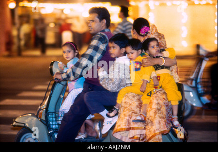 Hindu Familienausflug zusammengepfercht auf kleinen Motorroller feiern in der Nacht beim Festival von Diwali in Jaipur Rajasthan, Indien Stockfoto