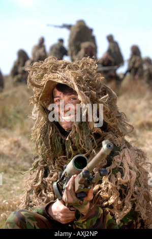 EINEN BRITISCHEN ARMEE WEIBLICHE REKRUTEN WÄHREND EINER SNIPER-SCHULUNG IN WALES BRECON Stockfoto