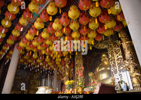 Lampions und Bhudda-Statue auf der Kek Lok Si-Tempel Georgetown Penang Hill Malaysia Stockfoto